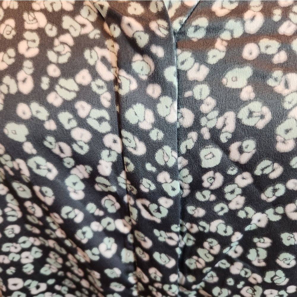 Alfani grey floral long sleeve button up blouse silky feel 100% polyester - Picture 6 of 9